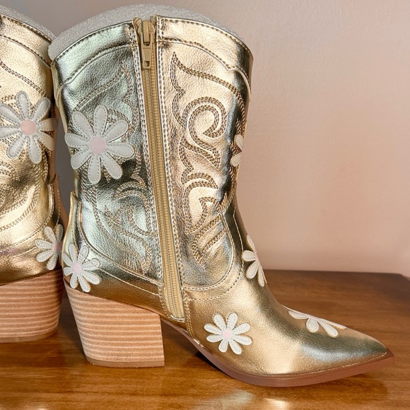 Betsey Johnson Gold Boots with White Floral Appliqué - Picture 4 of 10